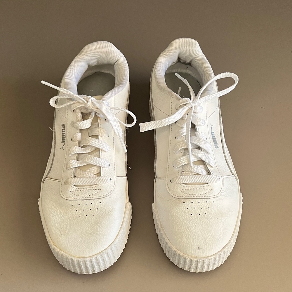 White Puma tennis shoes with foam insole